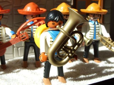 mariachi 004_k.jpg (80 KiB) 29680 mal betrachtet Der Jüngste Sproß bringt ein neues Instrument mit ins Spiel...