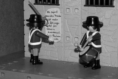 m-Szene 9-8.jpg (90.73 KiB) 1672 mal betrachtet Einer der Soldaten schlägt eine Mitteilung des Alkalden an eine Hauswand.