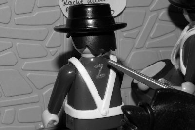 m-Szene 9-16.jpg (78.07 KiB) 1660 mal betrachtet Schnell ritzt die schwarze Gestalt dem Soldaten ein Zeichen in die Uniform.