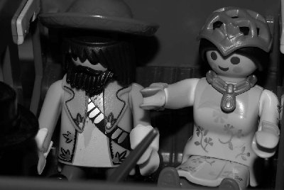 m-Szene 10-11.jpg (83.16 KiB) 1758 mal betrachtet Zorro: „ Darf ich um Ihr Collier bitten, Senora?“<br />Ines: „Ihr beraubt eine Frau? Und was wenn ich mich weigere?“<br />Zorro: „Dann müsste ich Euer reizendes Gesicht mit meinem Zeichen schmücken.“