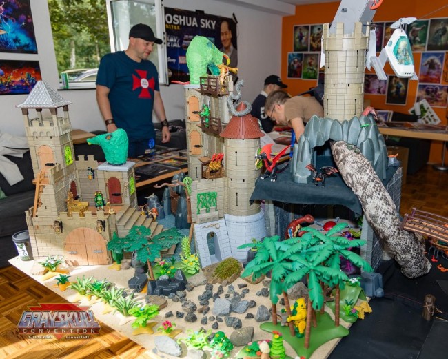 Snake Lair (links) und Viper Tower (rechts) von hinten (Scan).JPG
