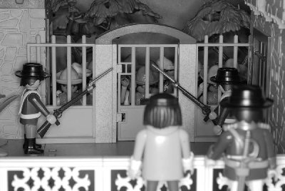 m-Szene 28-1.jpg (103.64 KiB) 1144 mal betrachtet Luis: „Was hat das zu bedeuten?“<br /><br />Esteban: „Gonzales wollte in der Mission Steuern eintreiben. Ein Priester leistete Wiederstand. Da ließ ihn der Narr öffentlich auspeitschen.“
