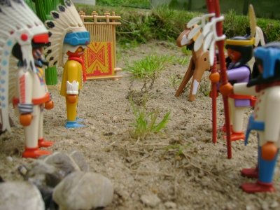 Dsc09711.jpg (128.5 KiB) 1161 mal betrachtet &quot;Wir sahen eine Gruppe blaugekleideter Männer.Sie fuhren auf einer Kutsche an der ein riesiger Donnerstock Befestigt war.&quot;<br />&quot;Was sollen wir nur tun?&quot;, fragte mich der Jüngere von beiden.