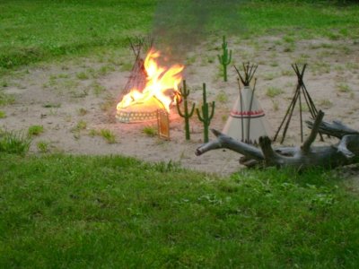 Dsc09770.jpg (126.92 KiB) 1219 mal betrachtet "Das Feuer griff nach einiger Zeit auf das andere Zelt über und so brannten beide nieder."