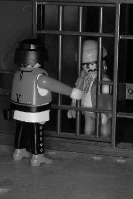 m-Szene 36-1.jpg (74.89 KiB) 1958 mal betrachtet Diego: „Viel interessanter ist es ja, wenn man eine Kupfermünze in Gold verwandelt.“<br /><br />Wärter: „Könnt Ihr denn das?“<br /><br />Diego: „Der Padre hat das schon von mir gesehen. Dieses Geheimnis hat Merlin im 11. Jahrhundert entdeckt.“