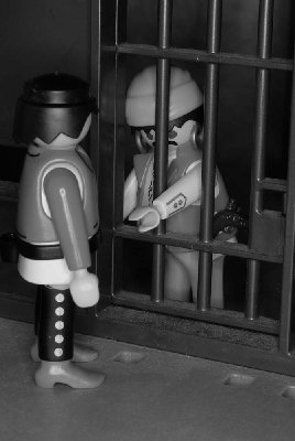 m-Szene 36-5.jpg (76.4 KiB) 1958 mal betrachtet Diego: „Tja, was sein muss, dass muss sein. Also, nimm den Centaro in deine geschlossene Faust.“<br /><br />Wärter: „Oh, si Senor, gracias “<br /><br />Diego: „Ganz fest! Jetzt steck die Faust durch das Gitter. Ich darf kein Eisen berühren.&quot;