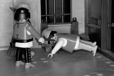 m-Szene 36-8.jpg (82.47 KiB) 1958 mal betrachtet Diego: “Mach schnell! Komm rein und kriech darunter, aber dicht an die Wand und rühr dich nicht, sonst geht’s dir schlecht.“