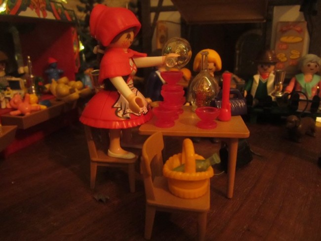 04 - Rotkäppchen auf Stuhl.jpg