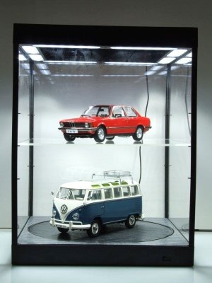 vitrine-mit-led-beleuchtung-und-drehteller-schwarz-fuer-modellautos-triple9~4.jpg