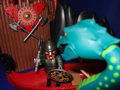 11-Baldur_Sieg-Seeschlange.jpg (79.37 KiB) 1025 mal betrachtet Kampf und Sieg gegen die Seeschlange Anatol, die Schafe und auch so manchen Bauern und starken Krieger mit sich in die Tiefe zog und verspeiste. Er stellte sich ihr zum Kampf und lockte sie mit einer List aus dem Wasser und konnte sie so an land besiegen.