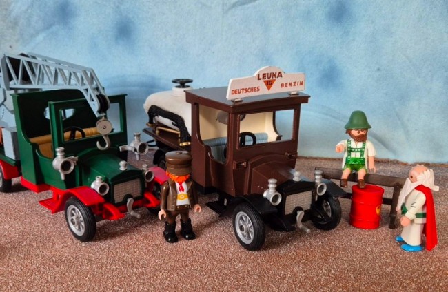 1900 Kran und Tanklaster.jpg