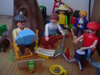 DSC02714.JPG (202.3 KiB) 2151 mal betrachtet ... und Straßenmusiker spielen zu deren Unterhaltung.