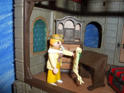IMGP6664.JPG (49.59 KiB) 1529 mal betrachtet Soso, mein lieber Mann treibt sich auf einem Turnier herum. Sieht aus als ob er nach "Bienen" ausschau hält. Er soll nur ja nicht vergessen das es nur eine Königin im Volk gibt ;-)