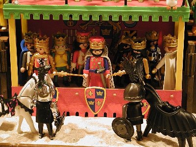 02-srehen_vor_Romulo.jpg (185.88 KiB) 1529 mal betrachtet Sich die Augen verbinden zu lassen, fand König Romulo besonders ritterlich und dies sollte entsprechend gewürdigt werden.