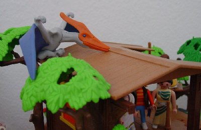 dino.jpg (91.96 KiB) 1464 mal betrachtet Rumms! Da landet plötzlich ein Dino auf dem Dach!