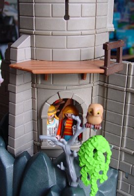 Im Turm.jpg (126.08 KiB) 1463 mal betrachtet Doch Annes Kaffee ist alle. Deshalb trinken wir Wasser