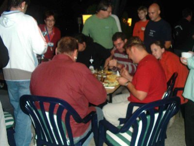 Bild 9.jpg (58.5 KiB) 1404 mal betrachtet die SWST beim Abendessen