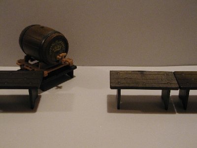 Tisch braun mit Fass.jpg