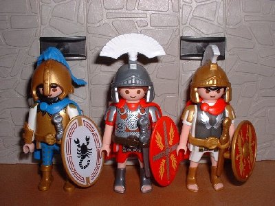 Befehlshaber_F.jpg (109.19 KiB) 1103 mal betrachtet Oberbefehlshaber Hannibal (links), Centurio Spreizfuss (mitte) und Tribun Saurus (rechts)