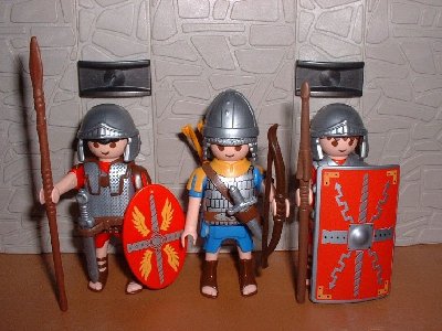 Legionaere_F.jpg (104.82 KiB) 1095 mal betrachtet Eine Centurie Legionäre, hier mal 3 von ihnen. Infantrist Tinitus (links), Bogenschütze Trickschuss (mitte) und Elite-Legionär Solaplexus (rechts)